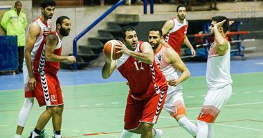 صور.. لاعبو الأهلى والزمالك يصلون العشاء فى صالة قمة السلة 