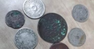 صور..إحباط تهريب 41 قطعة أثرية عبر مطار برج العرب