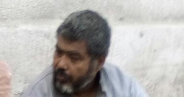 "إحنا معاك".. قارئ يشارك بصورة مشرد بجوار سور مترو السيدة زينب  