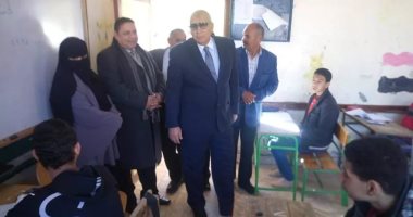 محافظ الوادى الجديد يتفقد امتحانات الاعدادية ويؤكد: مكافآت مجزية للأوائل