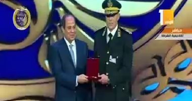 الرئيس يكرم رجال الداخلية المميزين بحفل عيد الشرطة