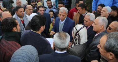 محافظ المنوفية يزور قرية ميت خلف بشبين الكوم ويستمع لشكاوى الأهالى