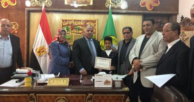 صور.. مدير تعليم الإسماعيلية يُكرم طالب لاختراعه جهاز يكشف الألغام ويبطل مفعولها