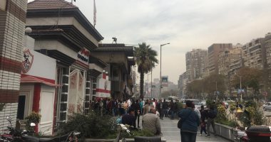 صور.. جمهور الزمالك يتجمع أمام النادى للحصول على دعوات مواجهة بيراميدز