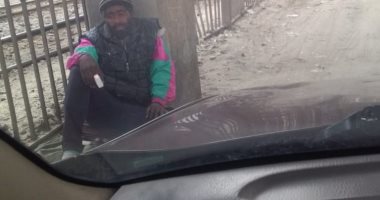 "إحنا معاك".. قارئ يشارك بصورة مشرد ينام أمام مخرج كوبرى إمبابه