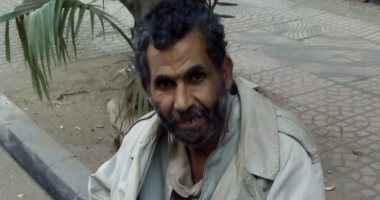 "إحنا معاك".. قارئ يشارك بصورة مشرد فى شارع قصر العينى بالقاهرة