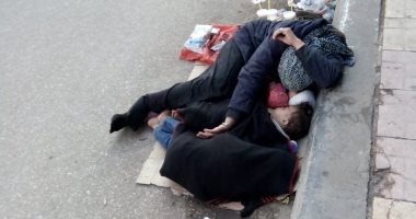 "احنا معاك".. قارئ يشارك بصورة ام واطفالها يفترشون الشارع بدمنهور