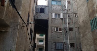 صور.. "الشقة المعلقة" آخر تقاليع البناء المخالف بالإسكندرية.. والحى يزيلها