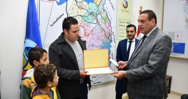 مكافأة مالية وشهادة تقدير لسائق توكتوك رد 250 ألف جنيه لسيدة
