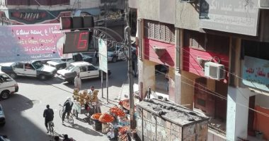 قارئ يشكو إشغالات الباعة الجائلين بشارع 26 يوليو فى أسيوط