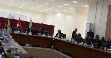 محافظ الشرقية يناقش استعدادات "الألعاب الرياضية" لهيئة المجتمعات العمرانية