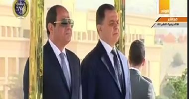 الرئيس السيسى يضع إكليلا من الزهور على النصب التذكارى بأكاديمية الشرطة