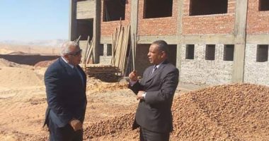 محافظ الوادى الجديد يتفقد أعمال إنشاء مدرسة بلاط الثانوية الزراعية 