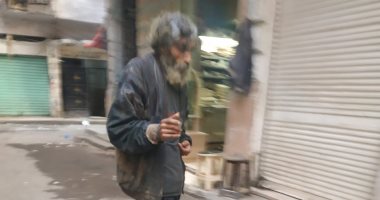 "إحنا معاك".. مشرد يتجول بشارع إسماعيل صبرى بالأسكندرية