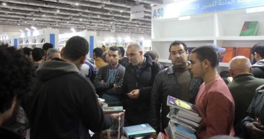 صور.. إقبال على قصور الثقافة بمعرض الكتاب.. و"ذاكرة الكتابة" الأكثر طلبا