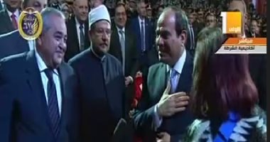 فيديو..الرئيس السيسى يتوجه لمصافحة زوجة بطل ملحمة الشرطة فى 1952