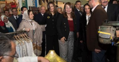 فيديو وصور.. من الأيادى للجمهور بسعر التكلفة.. معرض الأسر المنتجة "ديارنا 2019" برعاية الرئيس.. 80 شابا من أبناء المصريين بالخارج يطلعون على الحرف اليدوية.. وسيدات تجاوزن الـ75 عاما يشاركن بمنتجات تبهر الزوار