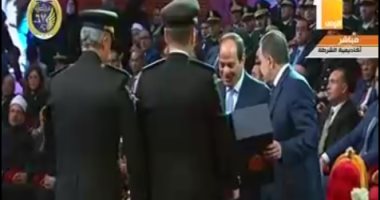 وزير الداخلية يقدم هدية تذكارية للرئيس السيسي فى احتفال عيد الشرطة