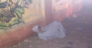 "إحنا معاك".. قارئ يشارك بصورة مشرد ببركة السبع محافظة المنوفية