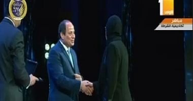 ابن شهيد شرطة أمام السيسى: "أنا هكبر وهجيب حق بابا"