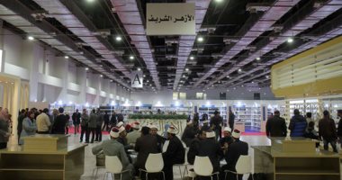 صور.. عايز فتوى وتكتب اسمك بالخط العربى.. داخل جناح الأزهر بمعرض القاهرة للكتاب