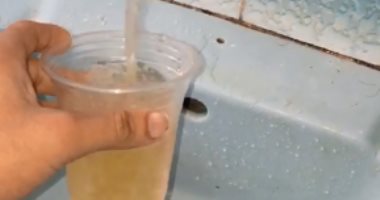 أهالى قرية أبو بشت بالمنيا يشكون تلوث المياه وتحولها للون الأسود