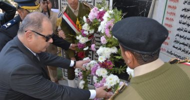 صور.. المحافظون يضعون أكاليل الزهور على النصب التذكارية لشهداء الشرطة