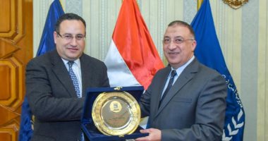 محافظ الإسكندرية يهدى درع المحافظة لمدير الأمن بمناسبة احتفالات الشرطة