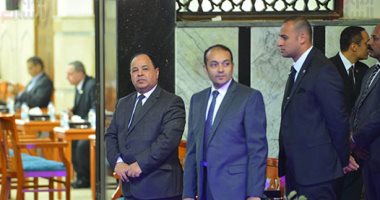 وزراء البترول والتموين والاتصالات يقدمون العزاء فى وفاة والدة وزير المالية