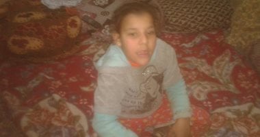 صور.. "فاطمة" مصابة بضمور وشلل ووالدها يحتاج لمعاش تكافل وملابس شتوية لها 