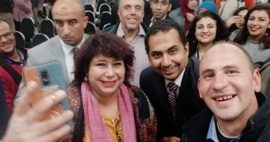 "عيوننا فى المعرض"..قارئ يشارك بصورته مع وزيرة الثقافة بمعرض القاهرة للكتاب