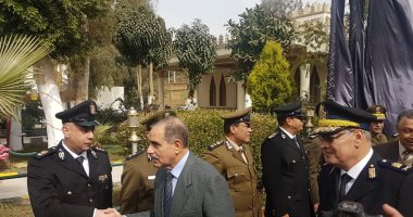 محافظ أسيوط يضع أكليل من الزهور على النصب التذكارى لشهداء الشرطة
