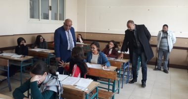 طلاب إعدادية الجيزة ينتهون من امتحان التيرم الأول.. والتعليم: لا شكاوى