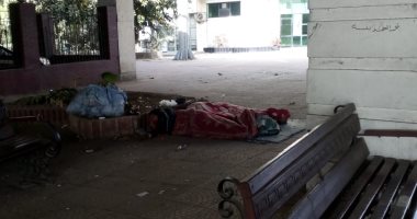 "إحنا معاك"..قارئ يشارك بصور لـ 3 مشردين بالعجوزة