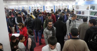 صور.. إقبال كبير على معرض القاهرة الدولى للكتاب فى يومه الثانى