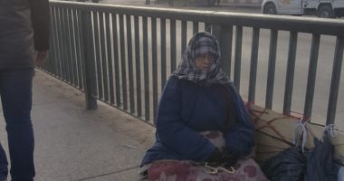 "احنا معاك".. قارئ يشارك بصورة مشرد أعلى كوبرى مسطرد