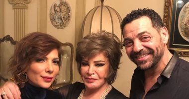 طارق العريان ينشر  صورة تجمعه بالفنانة صفية العمرى وزوجته أصالة
