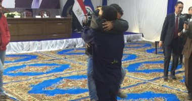 صور.. أحضان وقبلات السجناء المفرج عنهم وذويهم