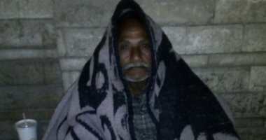 " "إحنا معاك".. قارئ يشارك بصور لرجل بلا مأوى أمام البوابة الثانية لنادى الشمس