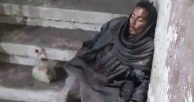 ""إحنا معاك".. قارئ يشارك لرجل بلا مأوى أمام محطة قطار ديروط بمحافظة أسيوط