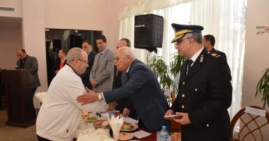 صور.. محافظ بورسعيد يكرم أسر شهداء الشرطة