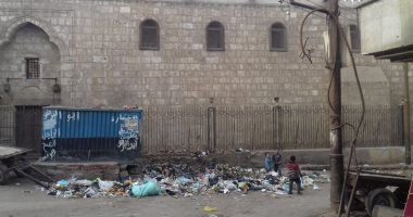 قارئ يشكو القمامة تحاصر  مسجد أثرى بسوهاج