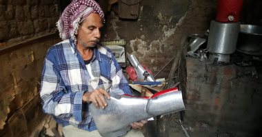 صور.. مكوى الرجل وصناعة الألومنيوم والمنجد البلدى مهن تقاوم الاندثار