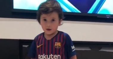 تعيش وتبوظ.. شوف ابن ميسى بيغنى إيه قبل ما يوقع تليفون البرغوث "فيديو"