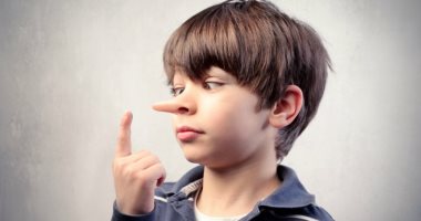 على طول بيكذب وبيألف.. 6 طرق للتعامل مع الطفل الكذاب