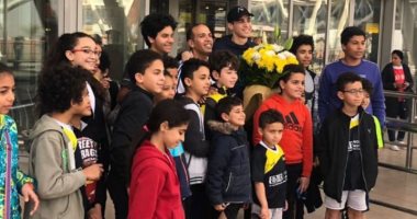 شاهد.. استقبال على فرج بالورود بمطار القاهرة بعد تربعه على عرش الاسكواش