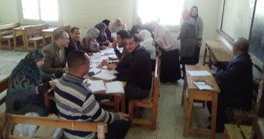 صور .. وكيل تعليم كفر الشيخ تتابع أعمال تصحيح الشهادة الإعدادية 