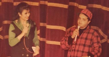 صورة من زمان.. الطالبة منى الشاذلى تقدم الفنان محمد هنيدى بحفل بالجامعة الأمريكية