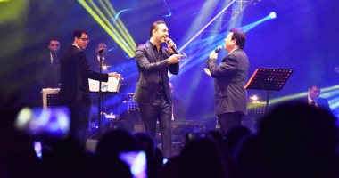 دويتو هاني شاكر ووائل جسار على مسرح المجاز بالشارقة.. وعلم مصر يزين الحفل (صور)