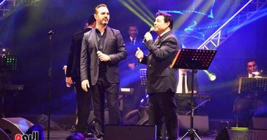 دويتو هاني شاكر ووائل جسار على مسرح المجاز بالشارقة.. وعلم مصر يزين الحفل